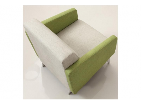 Sillón de cuero con patrones de tela