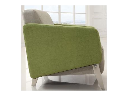 Sillón de cuero con patrones de tela