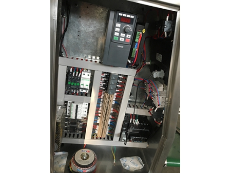 Envasadora vertical, con dosificador de líquidos