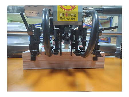 Máquina automática para colocar bloques de libros con tapas duras KMD