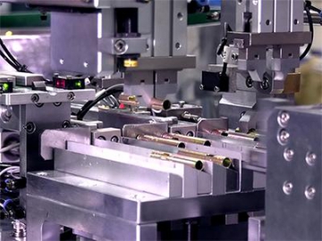 Sistema de montaje automatizado para tuercas y tornillos de elevadores