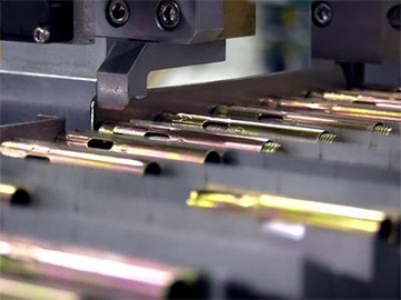 Sistema de montaje automatizado para tuercas y tornillos de elevadores