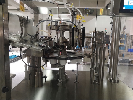 Máquina de llenado y sellado de tubos