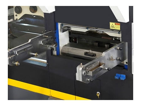 Máquina automática de estampación y corte