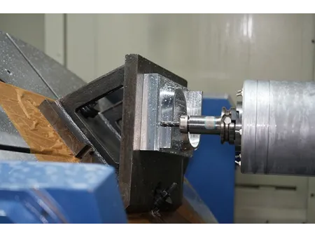 Centro de mecanizado de 5 ejes  con mesa giratoria tipo cuna