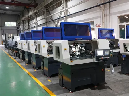Torno automático de cabezal deslizante CNC