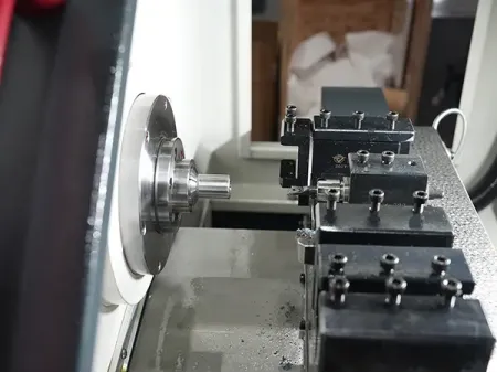 Torno CNC tipo herramienta múltiple (gang tool)