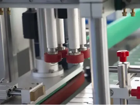 Taponadora automática de cuatro ruedas